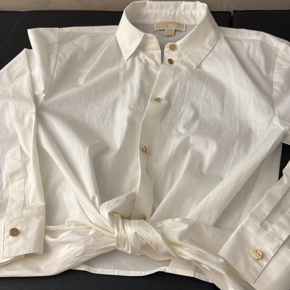 Short waisted tie, gold button, classy, white shirt - Picture 3 of 5